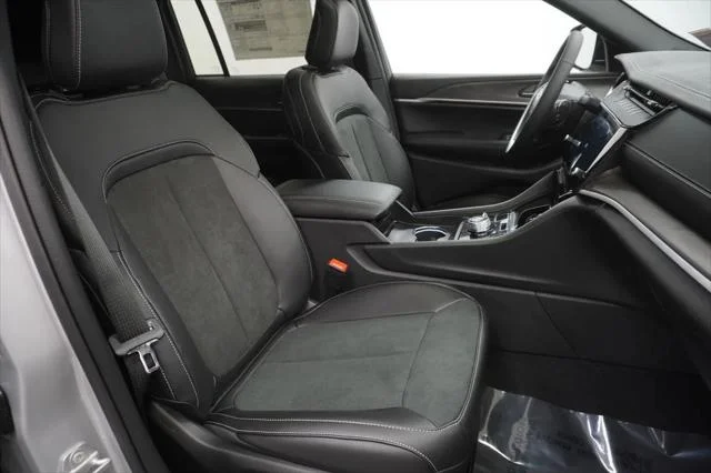 New 2026 Silver Zynith Exterior Paint Jeep Laredo image 34