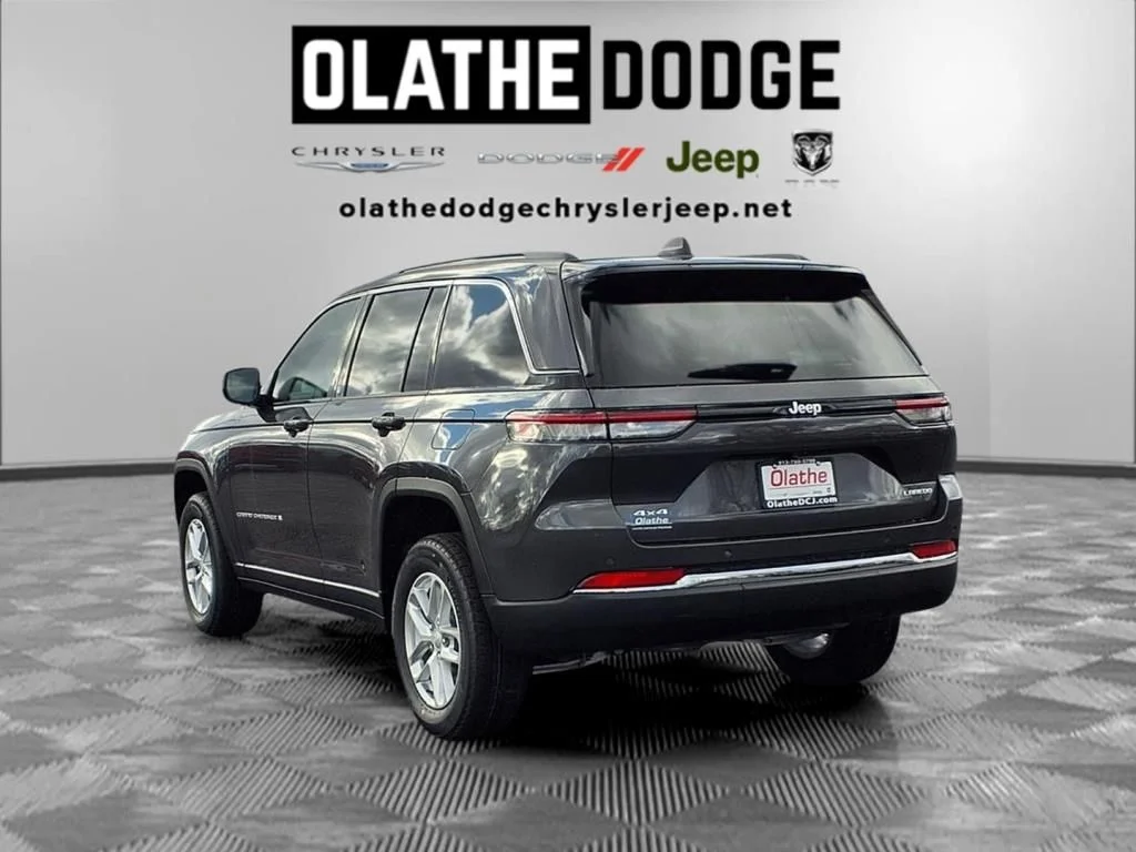 New 2025 Baltic Gray Metallic Clear-Coat Exterior Paint Jeep Laredo image 3