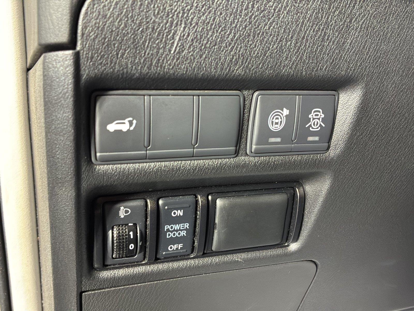 Used 2019 Brilliant Silver Metallic Nissan SL image 25