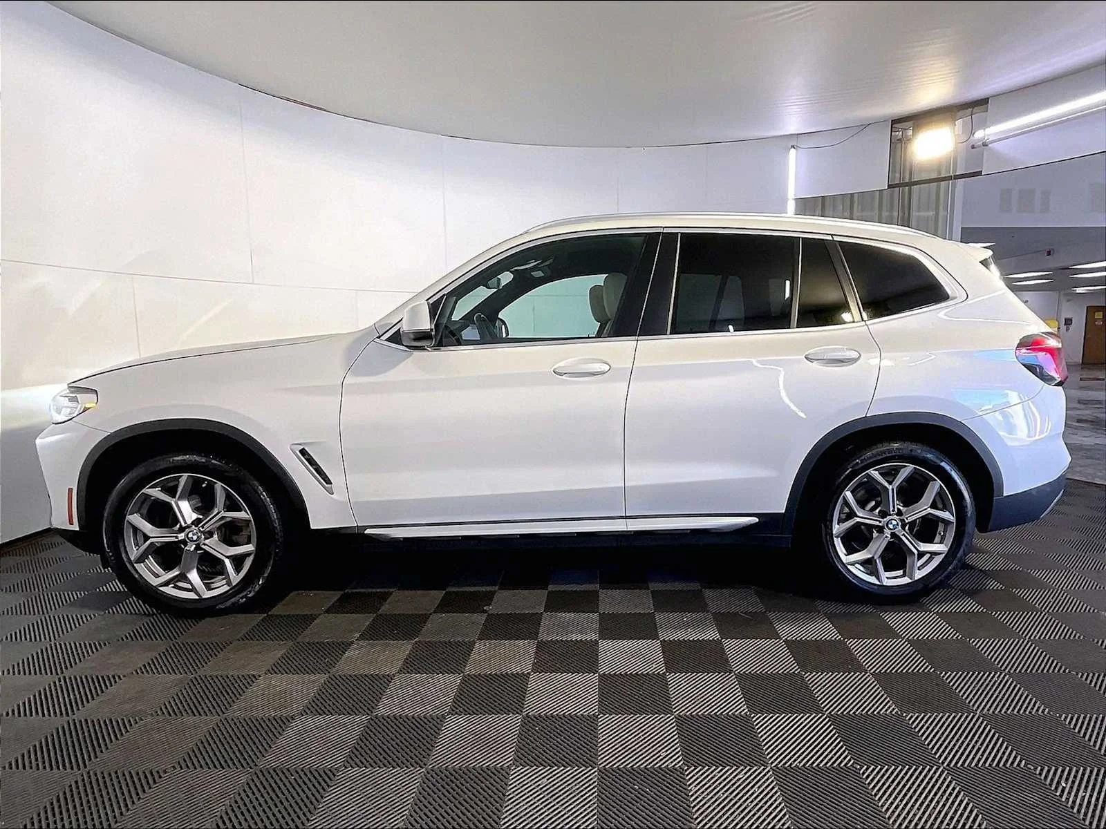 Used 2023 Mineral White Metallic BMW xDrive30i image 2