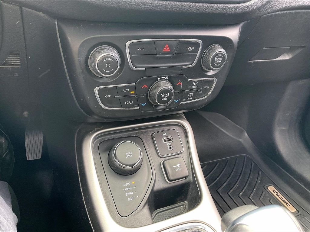 Used 2021 Jazz Blue Pearlcoat Jeep Latitude image 24