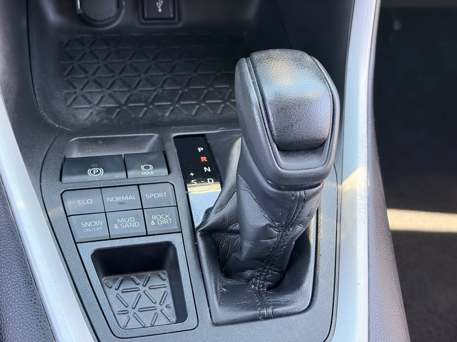 Used 2022 Silver Toyota LE image 18