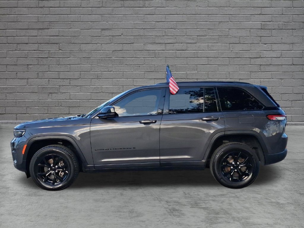 Used 2024 Gray Jeep Altitude X image 4