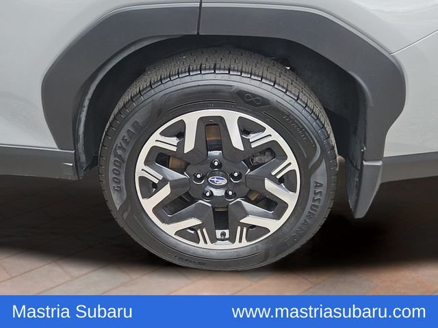 Used 2025 Pearl Subaru Premium image 27