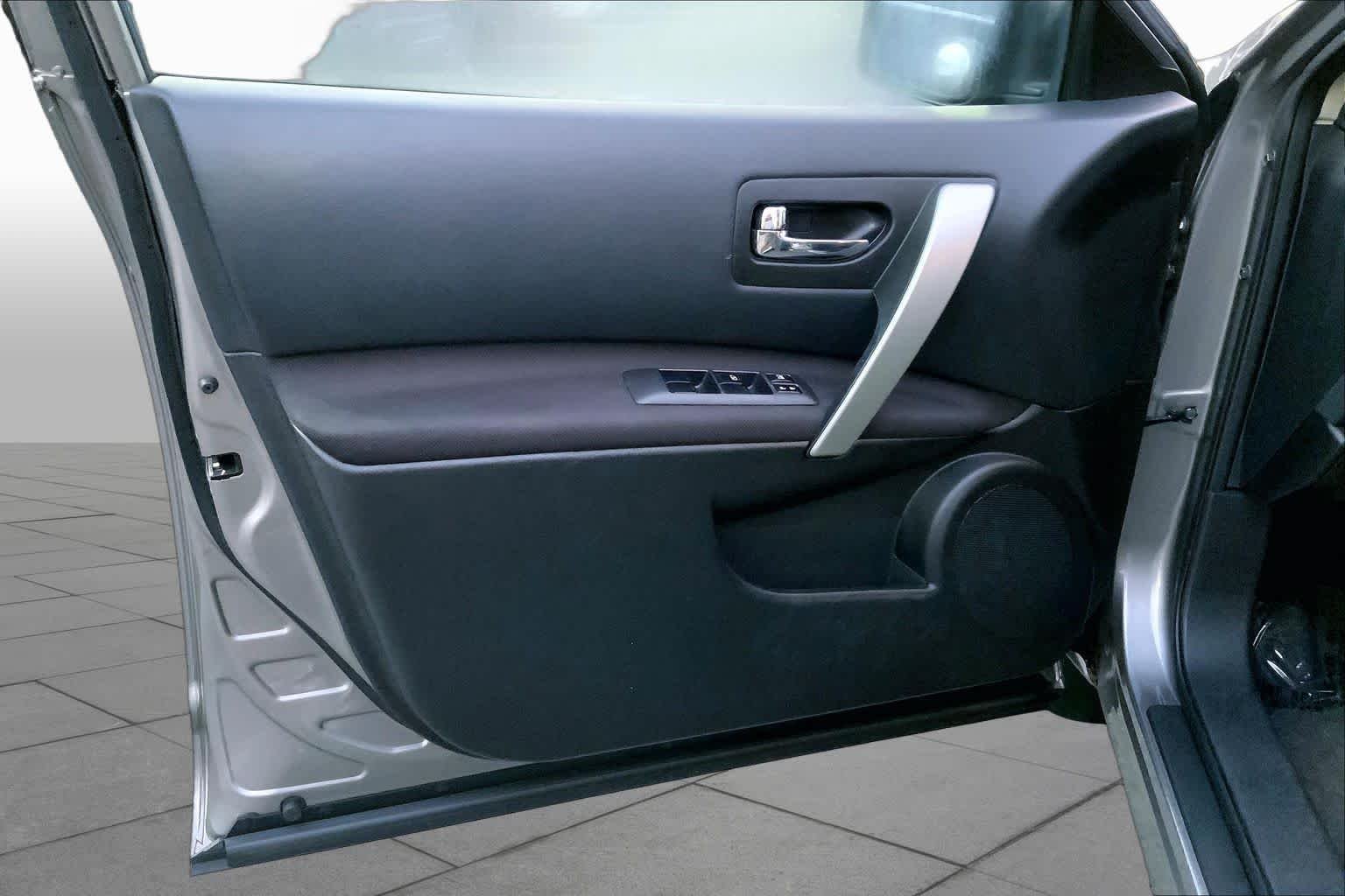 Used 2015 Platinum Graphite Nissan S image 21