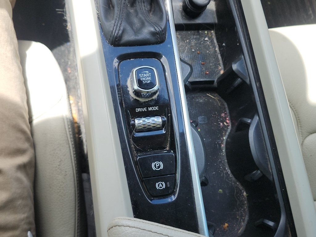 Used 2018 Electric Silver Metallic Volvo Momentum image 27