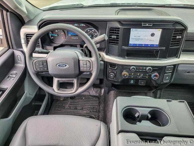 New 2025 Oxford White Ford F-450® XL image 39