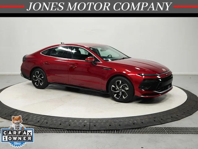 Used 2025 Red Hyundai SEL image 1