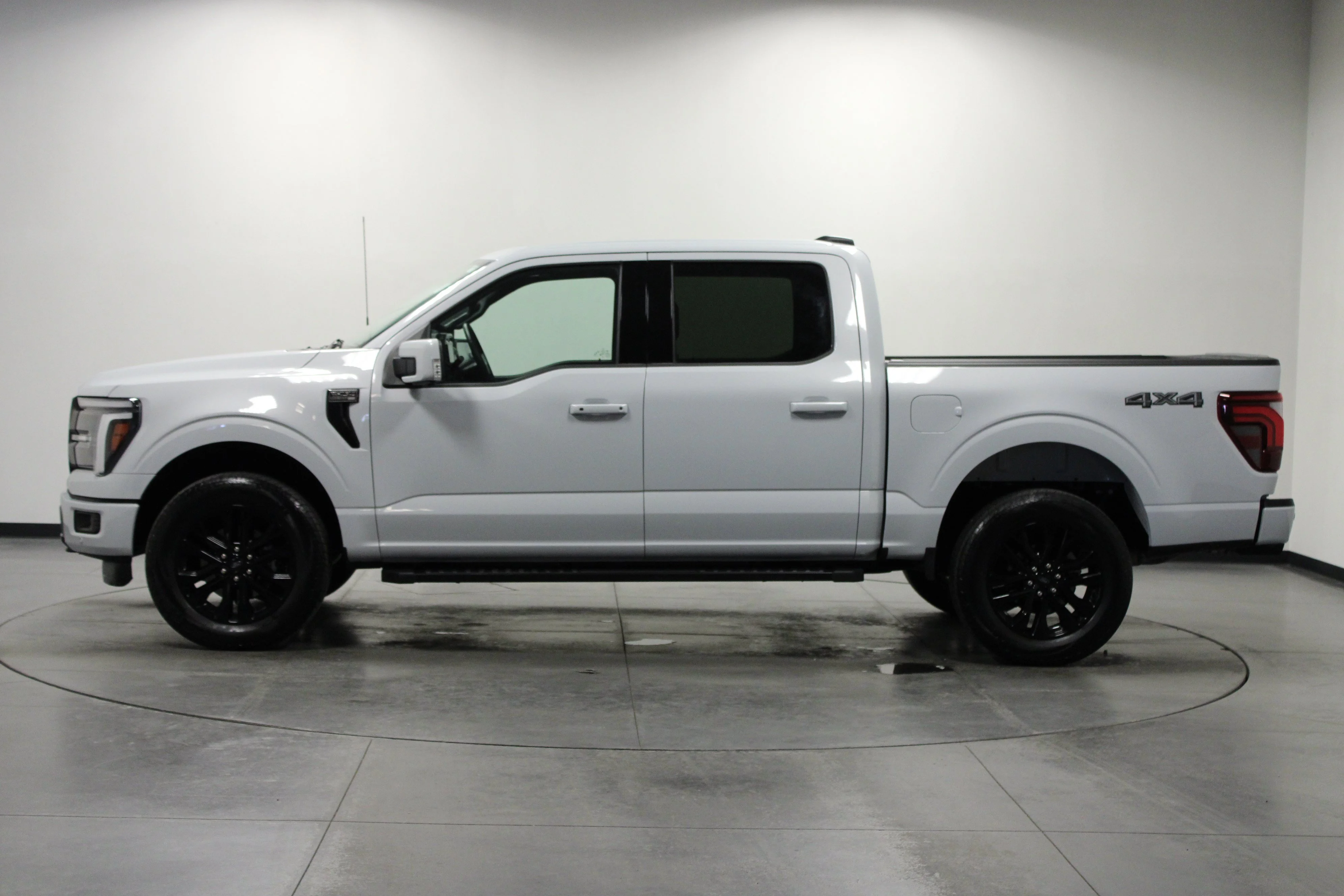 Used 2025 Space White Metallic Ford LARIAT image 7