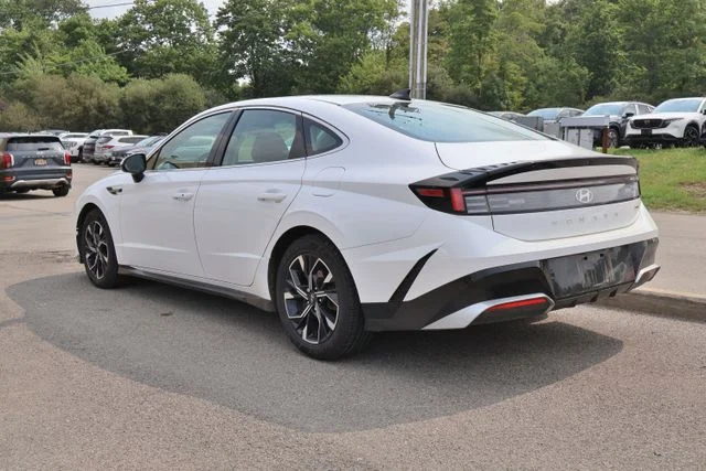 Used 2025 White Hyundai SEL image 4