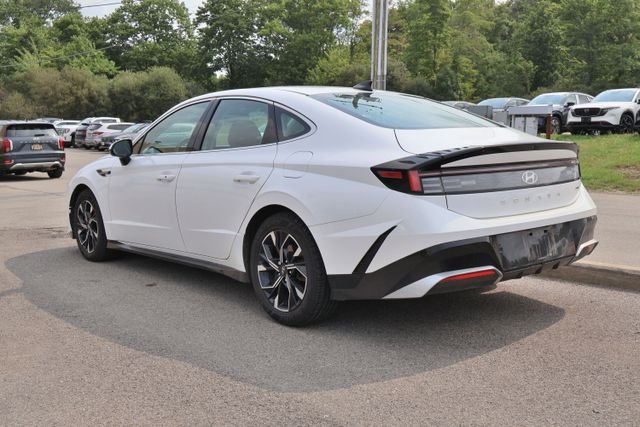 Used 2025 White Hyundai SEL image 4
