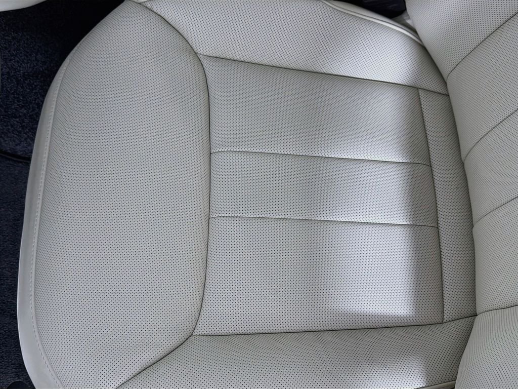 New 2027 Fuji White Land Rover SE image 20