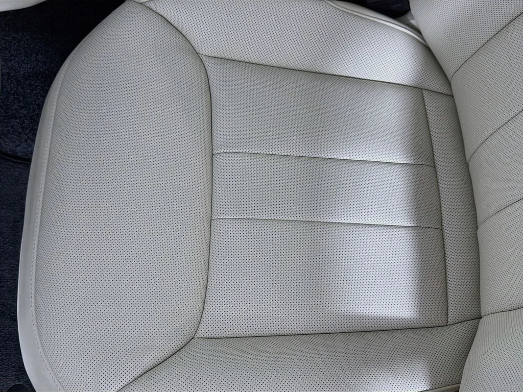 New 2027 Fuji White Land Rover SE image 20