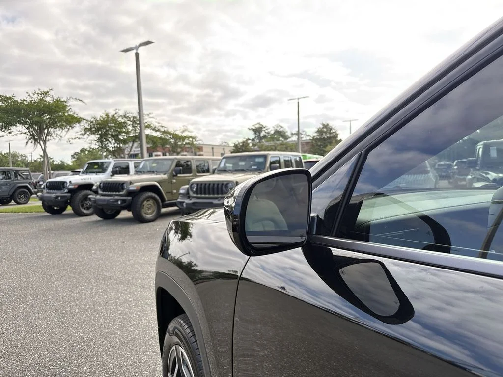 New 2026 Diamond Black Crystal Pearl-Coat Exterior Paint Jeep Laredo image 10