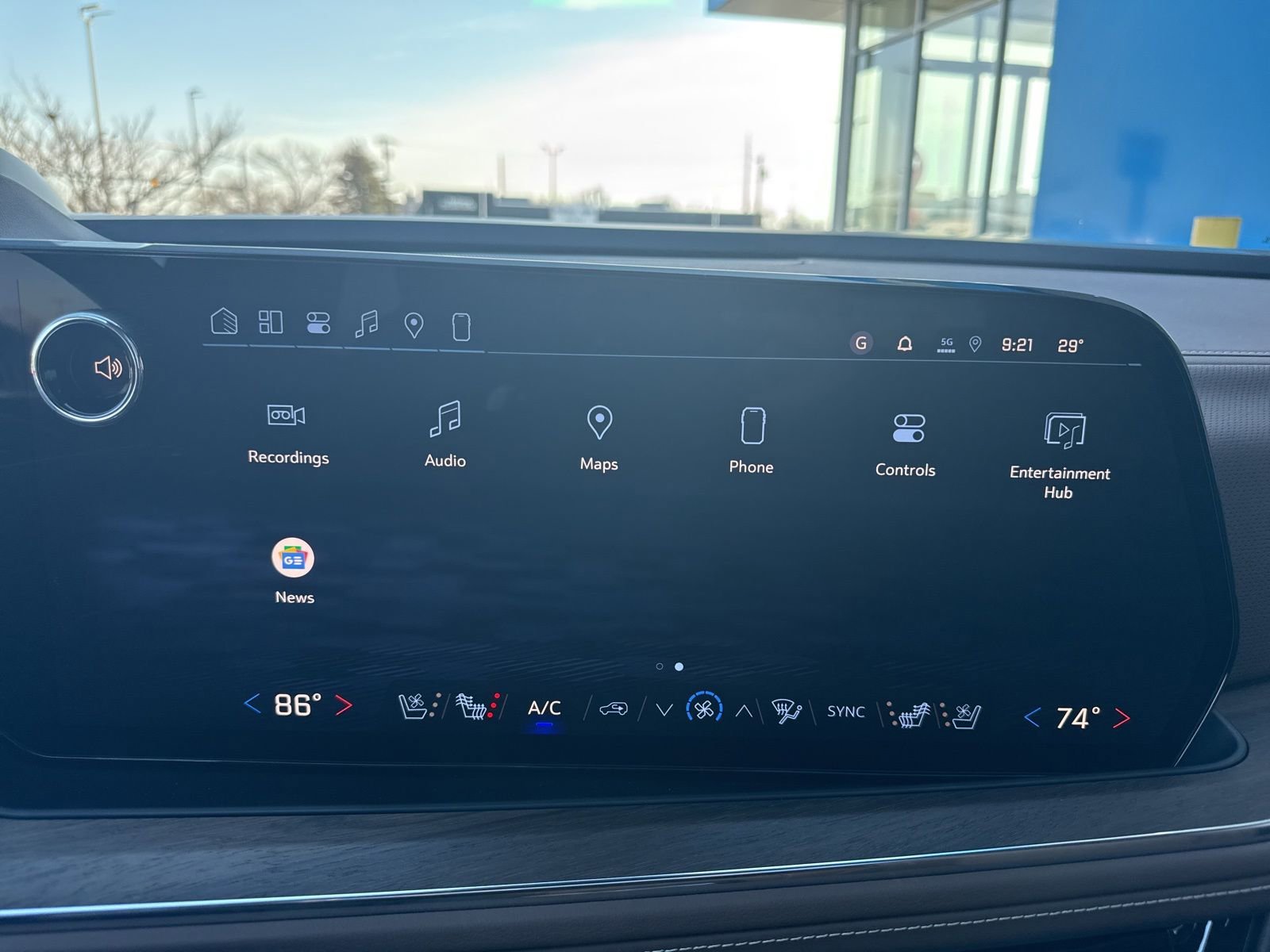 New 2026 Polar White Tricoat Chevrolet High Country Deluxe with 24in Wheels - Panoramic Sunroof - Super Cruise - Technology & Entertainment image 24