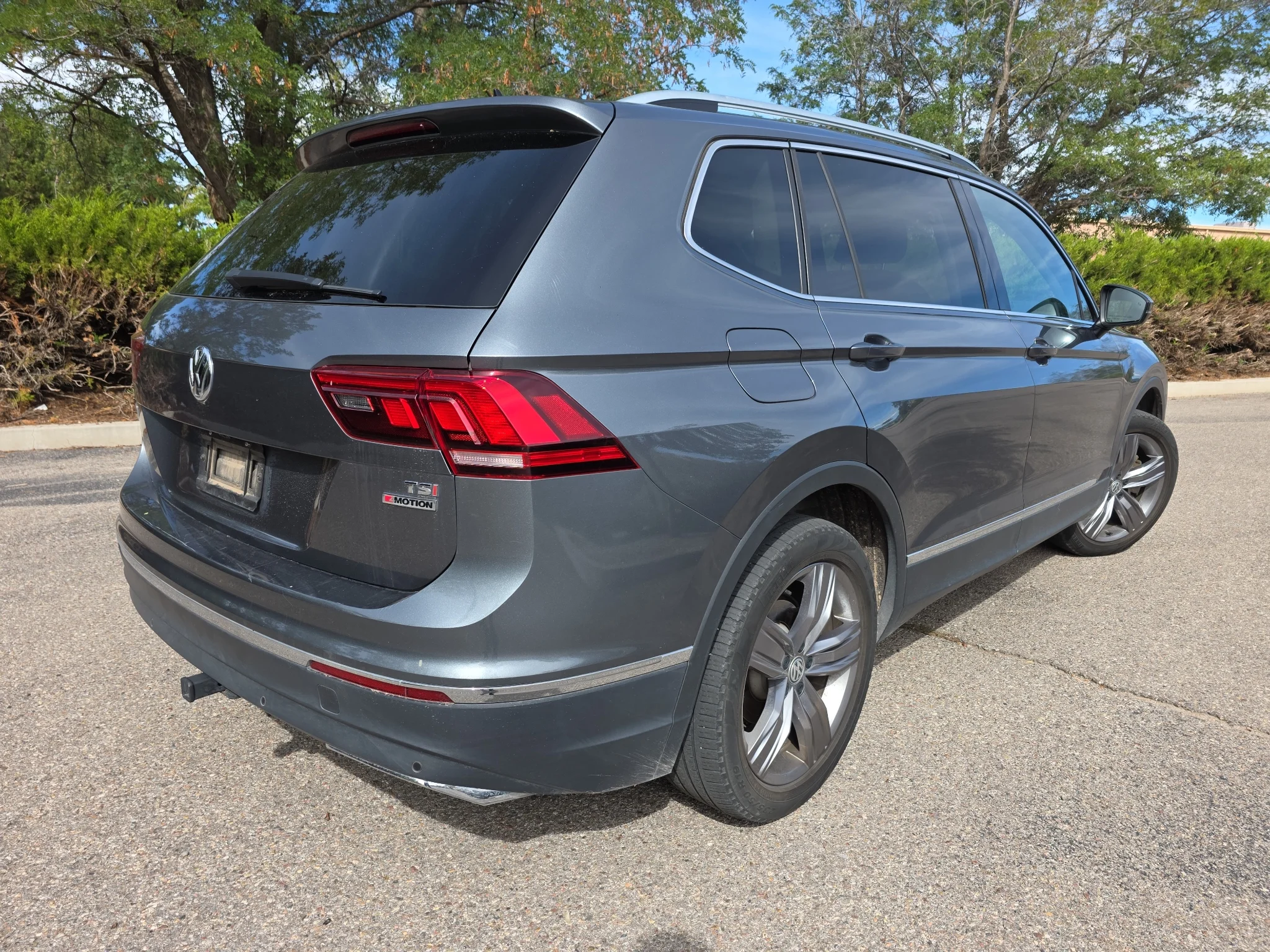 Used 2018 Platinum Gray Metallic Volkswagen SEL Premium image 3