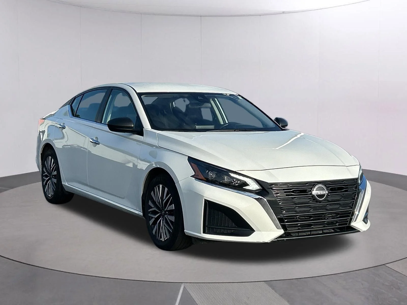 Used 2025 Glacier White Nissan SV image 9