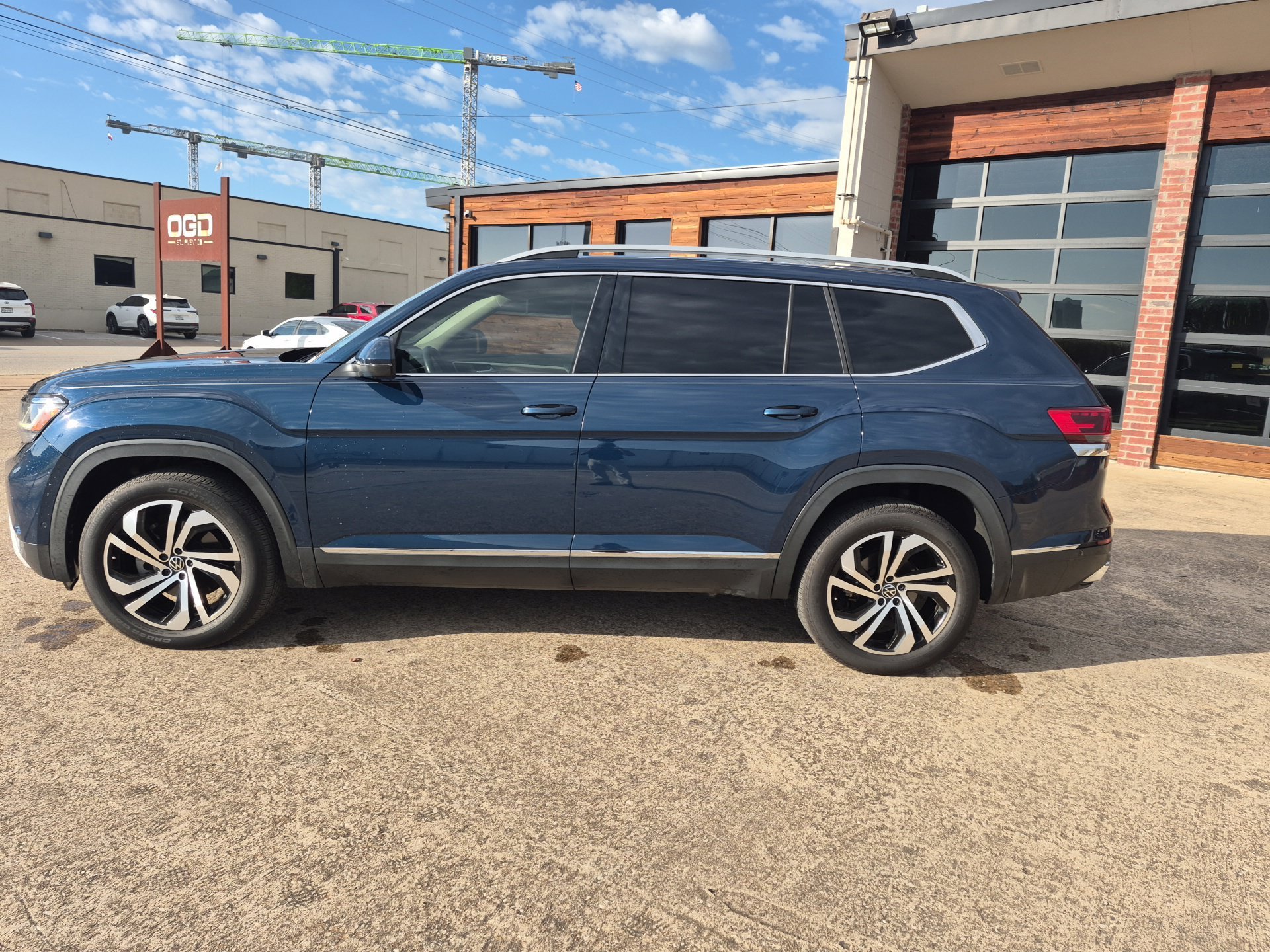 Used 2021 Blue Volkswagen SEL Premium image 8