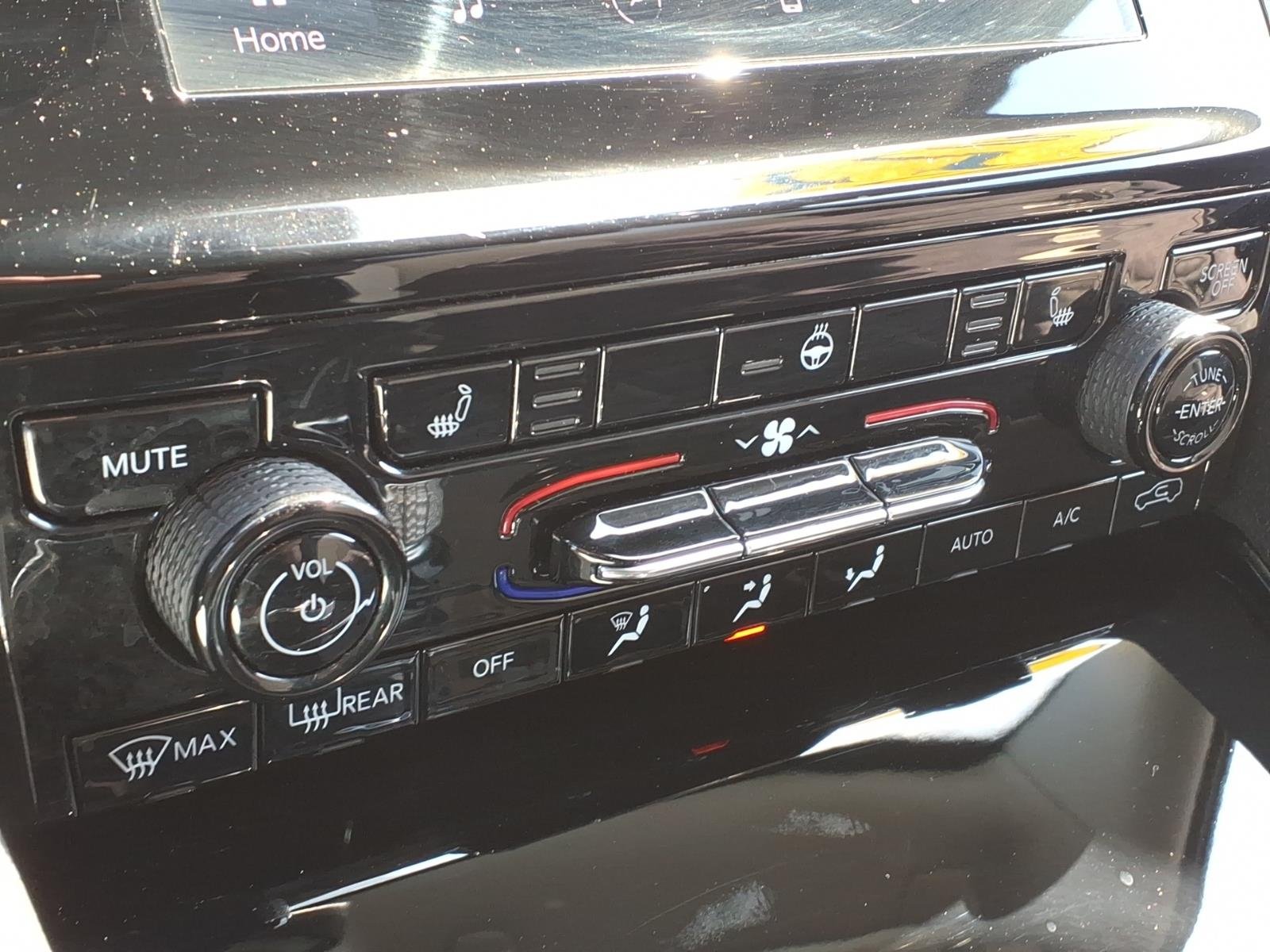Used 2023 Black Jeep Laredo image 12