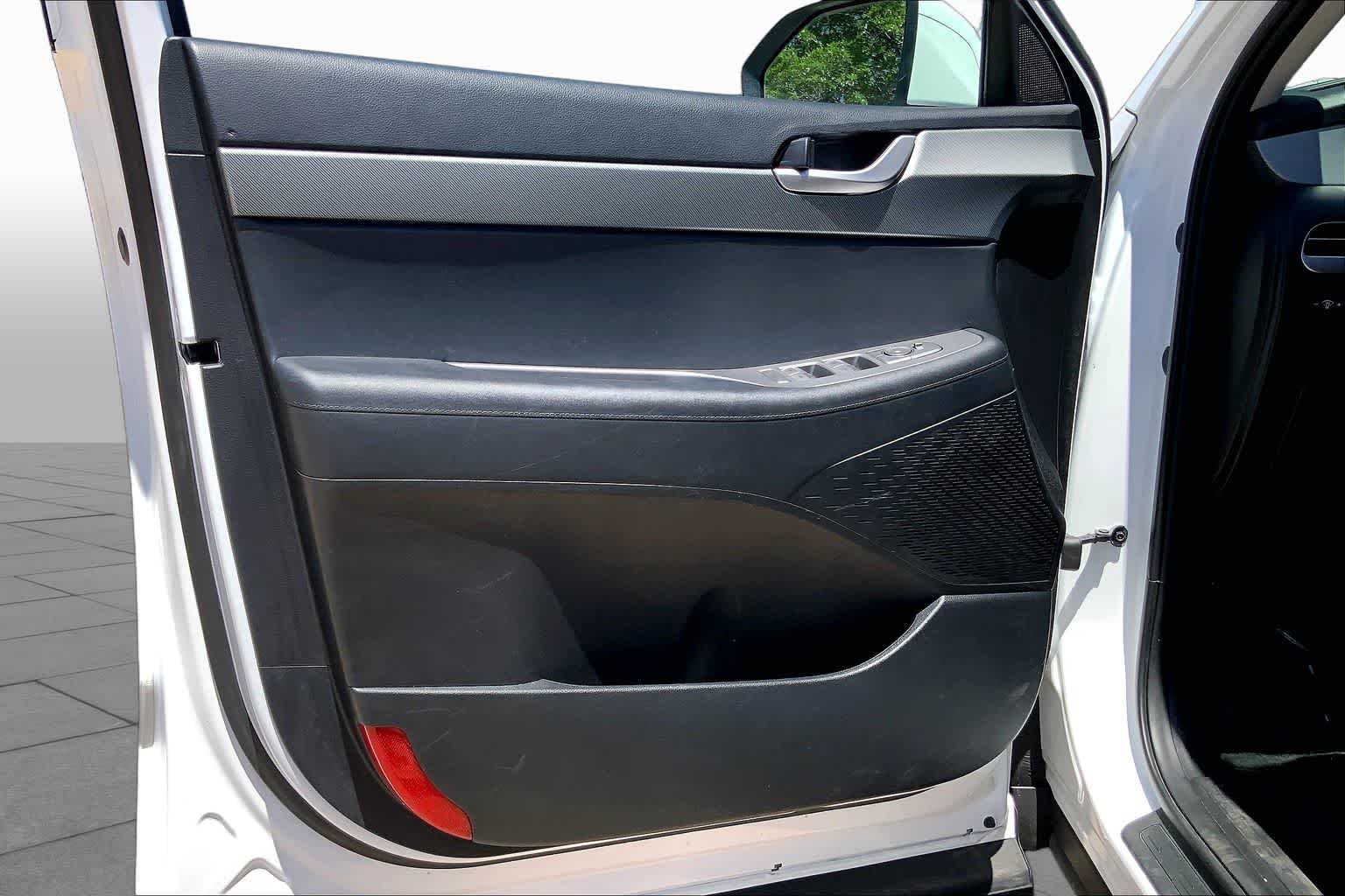 Used 2025 Hyper White Hyundai SEL image 21