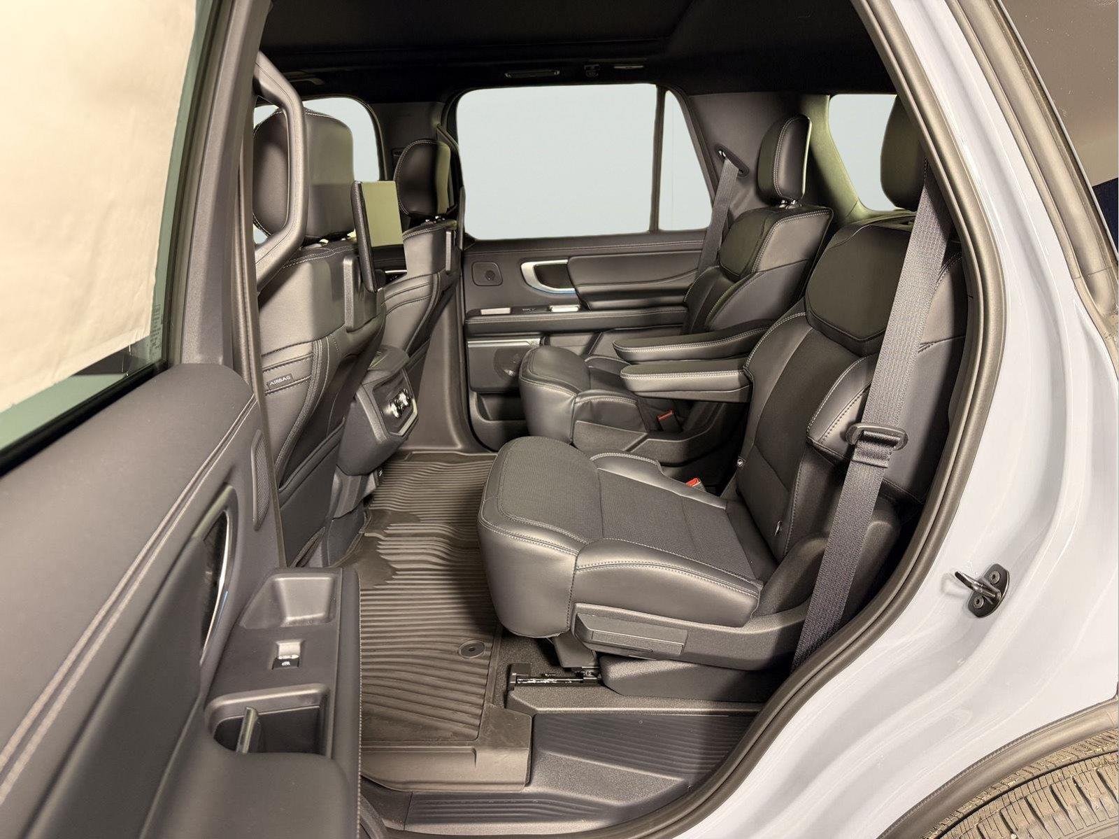 New 2026 Glacier Gray Metallic Tri-Coat Ford Platinum® image 16
