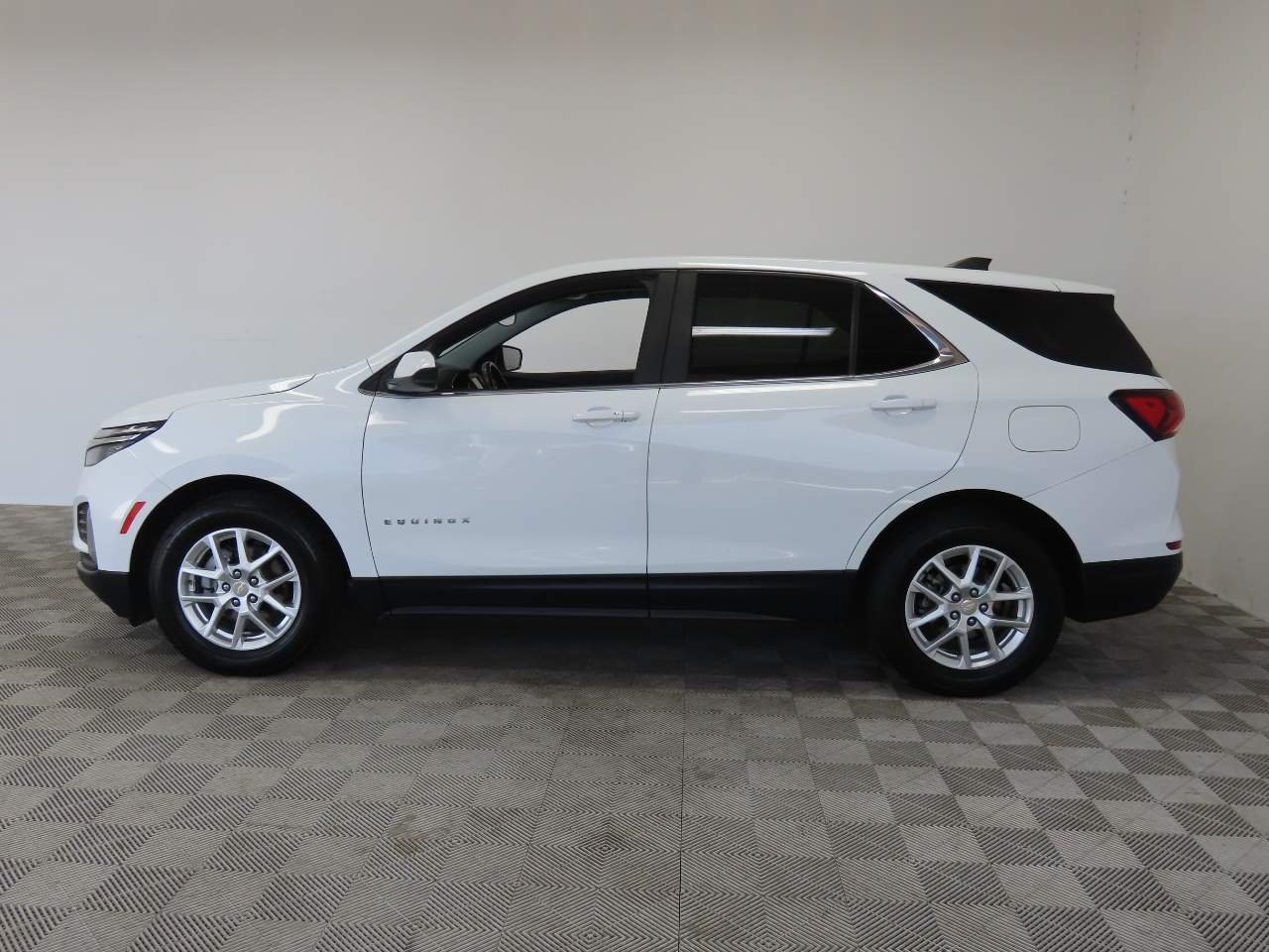 Used 2024 Summit White Chevrolet LT image 5