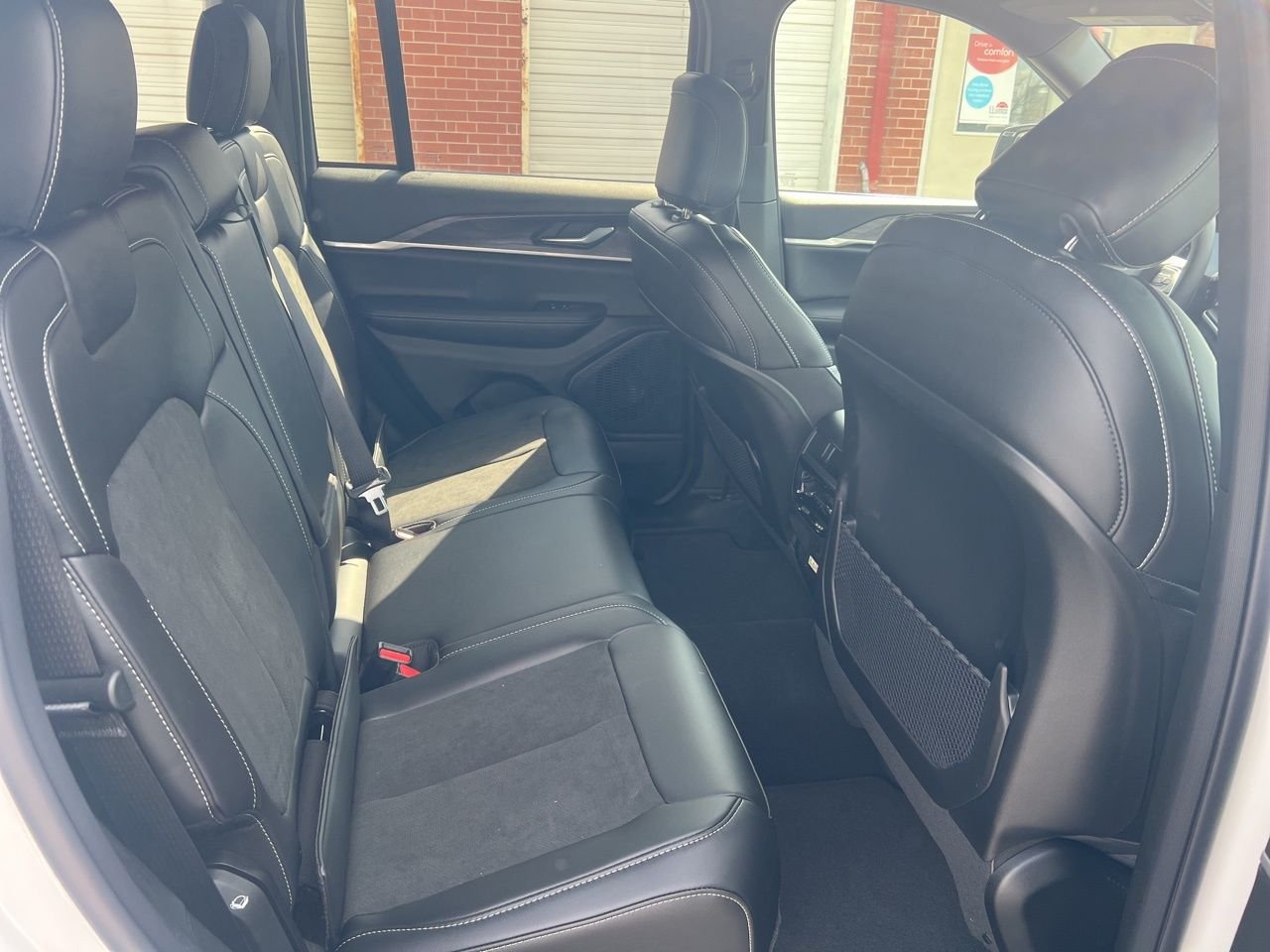 New 2026 Bright White Clear-Coat Exterior Paint Jeep Altitude image 19