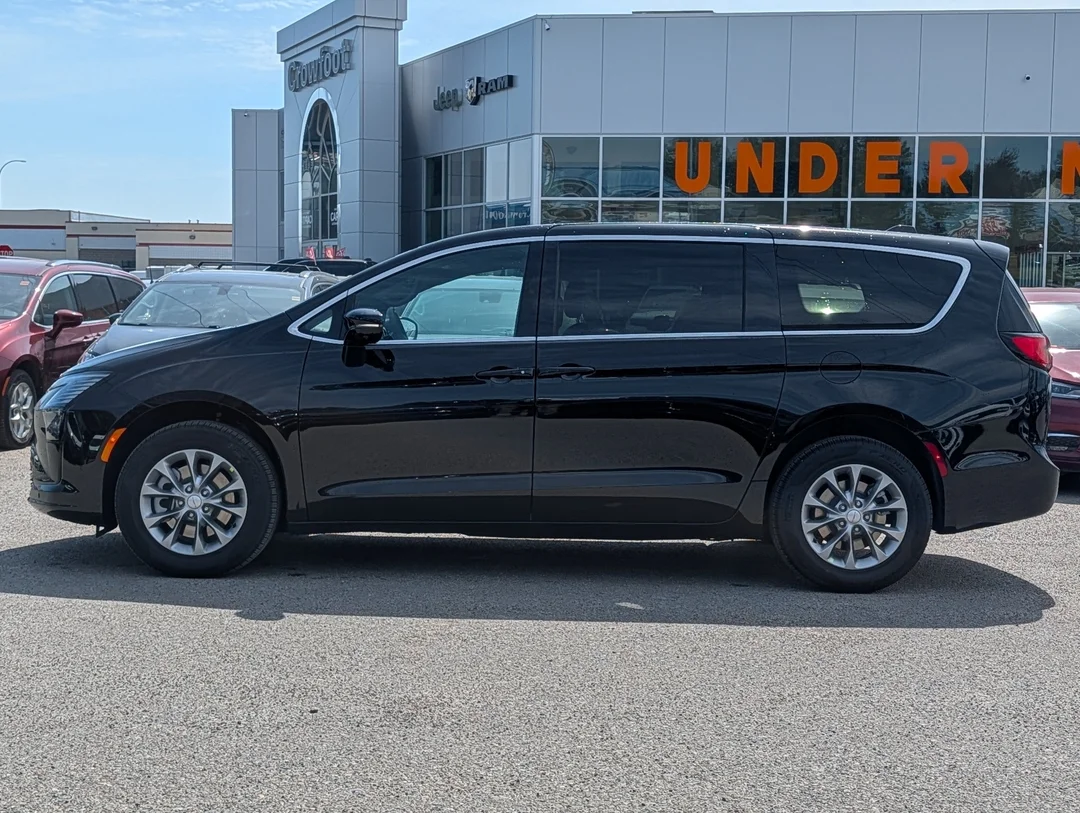 New 2027 Black Chrysler Select - - AWD - 3.6L Pentastar V6 - Adaptive Cruise Control - Blind Spot Monitor & More! image 5