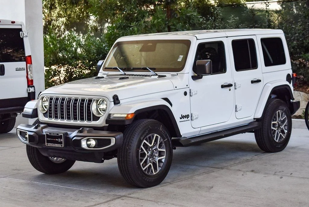 New 2025 Bright White Clear-Coat Exterior Paint Jeep Sahara image 3
