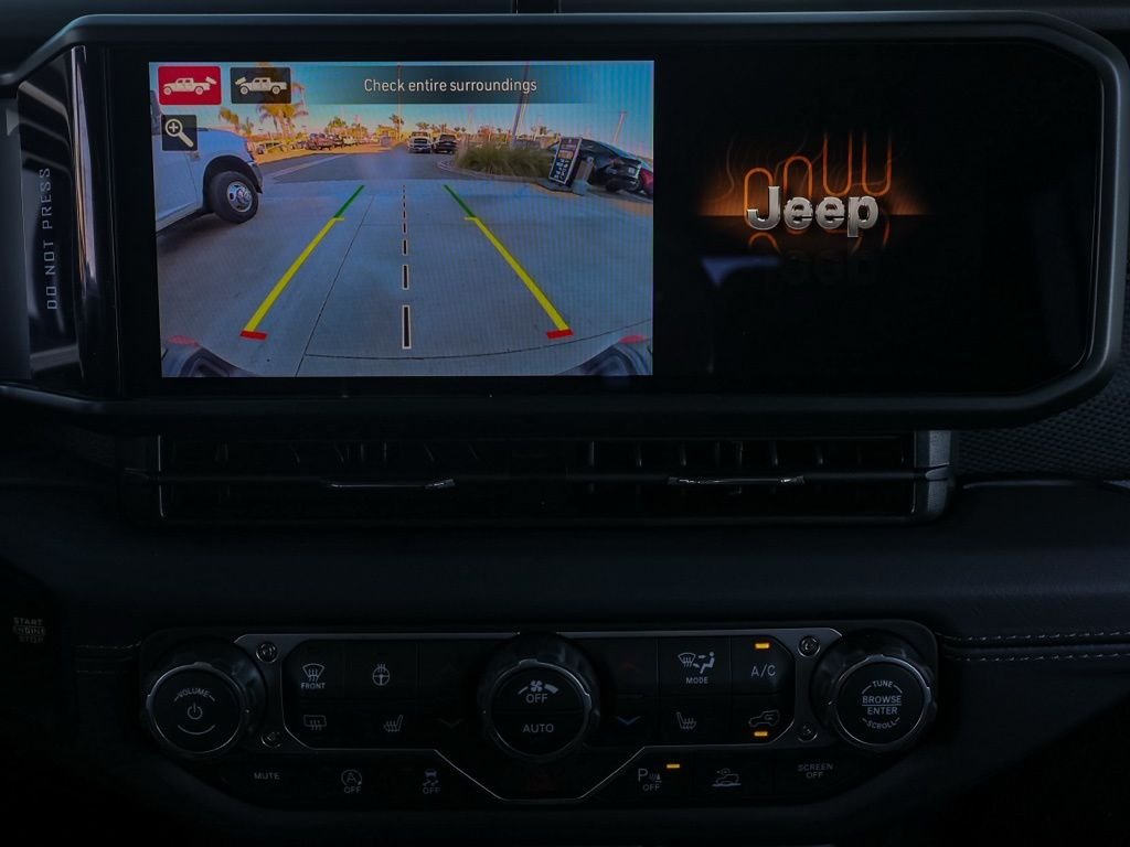 New 2026 Bright White Clear-Coat Exterior Paint Jeep Rubicon image 28