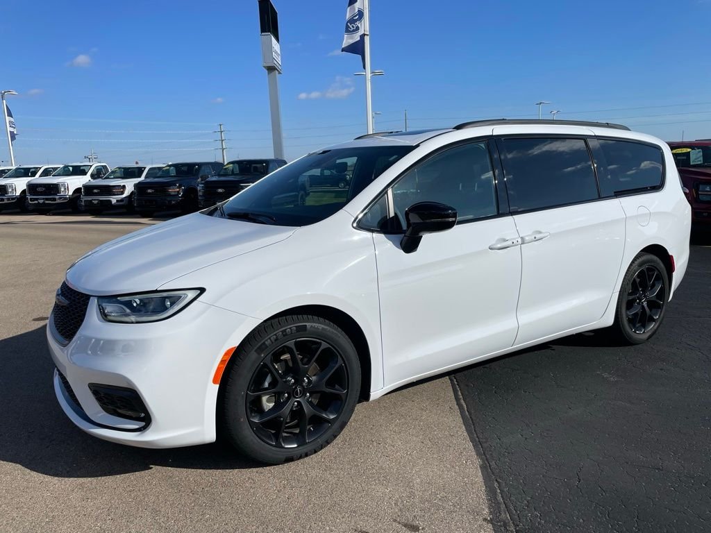 Used 2025 White Chrysler Limited image 6