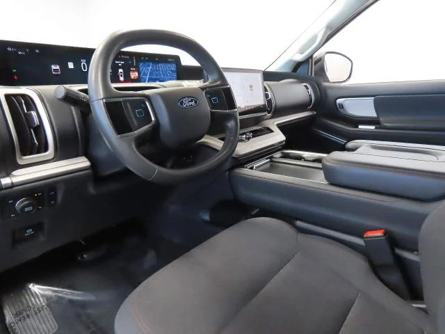 Used 2025 Oxford White Ford Active image 40