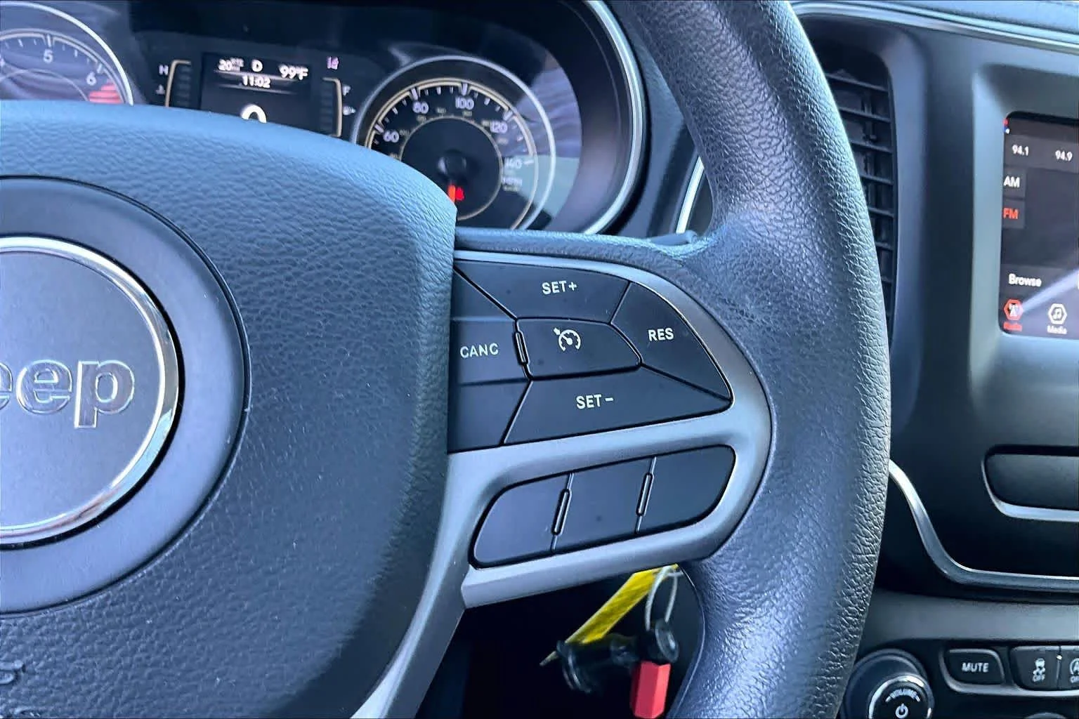 Used 2021 Diamond Black Crystal Pearlcoat Jeep Latitude image 23