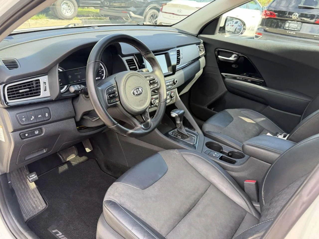 Used 2017 Snow White Pearl Kia EX image 18