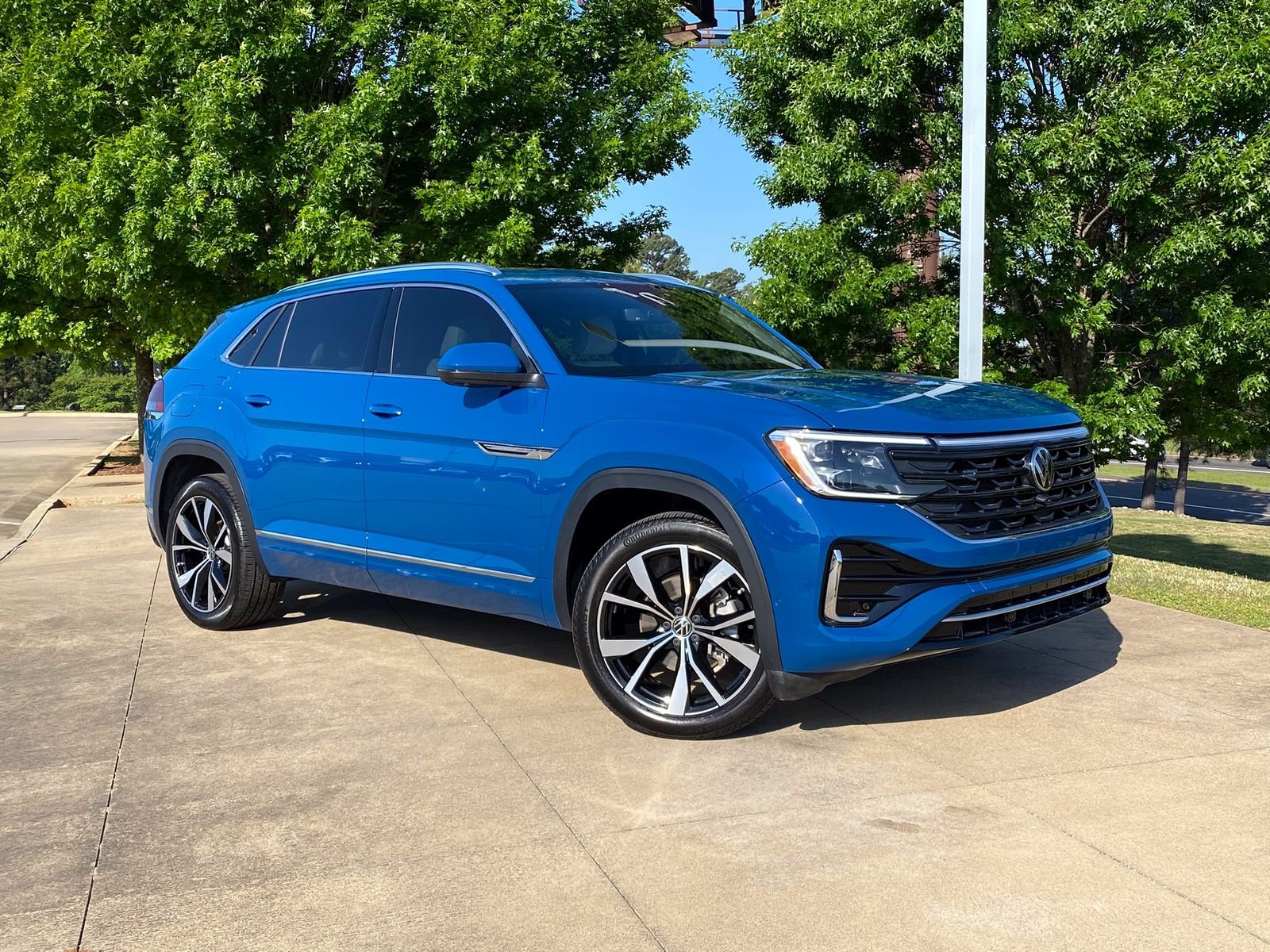 2025 Volkswagen Atlas Cross Sport 2.0T SEL Premium R-Line 4MOTION's photo