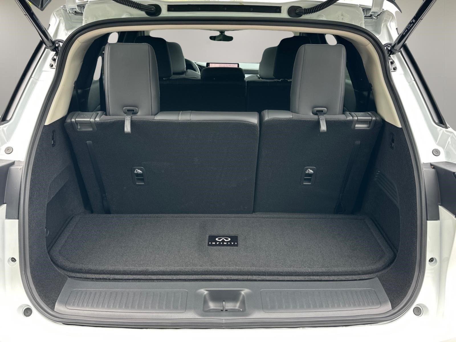New 2027 RADIANT WHITE INFINITI Luxe FWD image 5