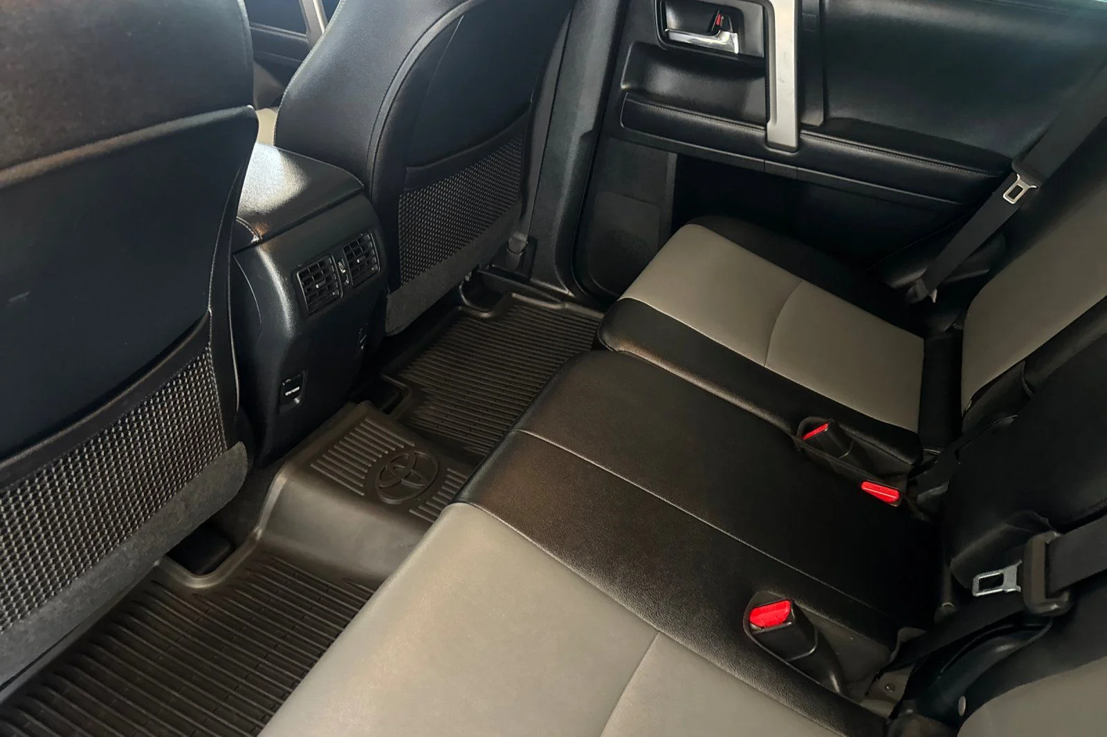 Used 2018 Magnetic Gray Metallic Toyota SR5 Premium image 9