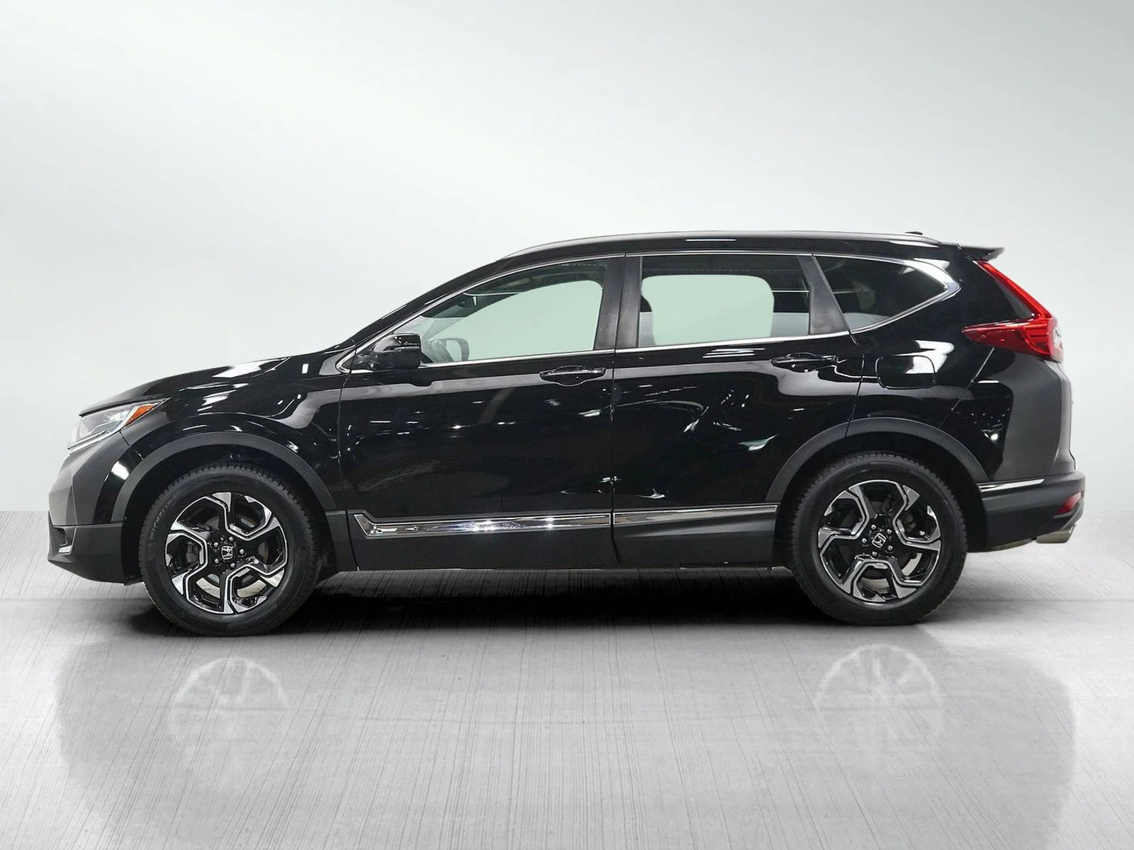 Used 2018 Honda CR-V Touring with VIN 7FARW2H90JE046438 for sale in Wayzata, Minnesota