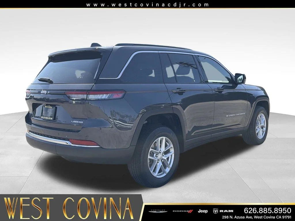 New 2026 Baltic Gray Metallic Clearcoat Jeep Laredo image 7