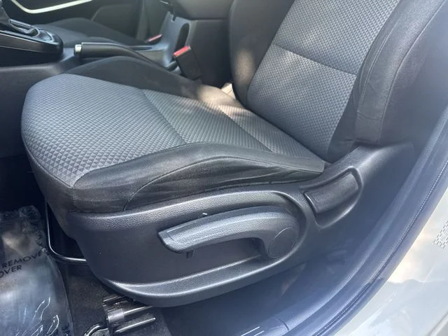 Used 2022 White Kia LX image 28
