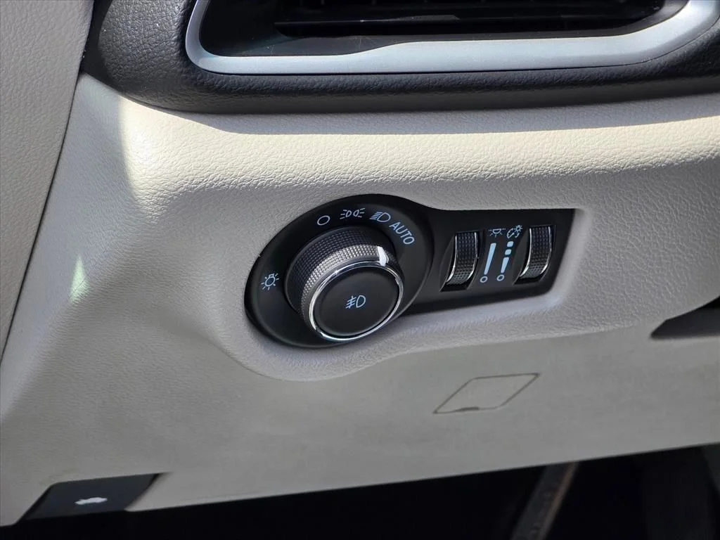 Used 2023 Black Chrysler Touring L image 8