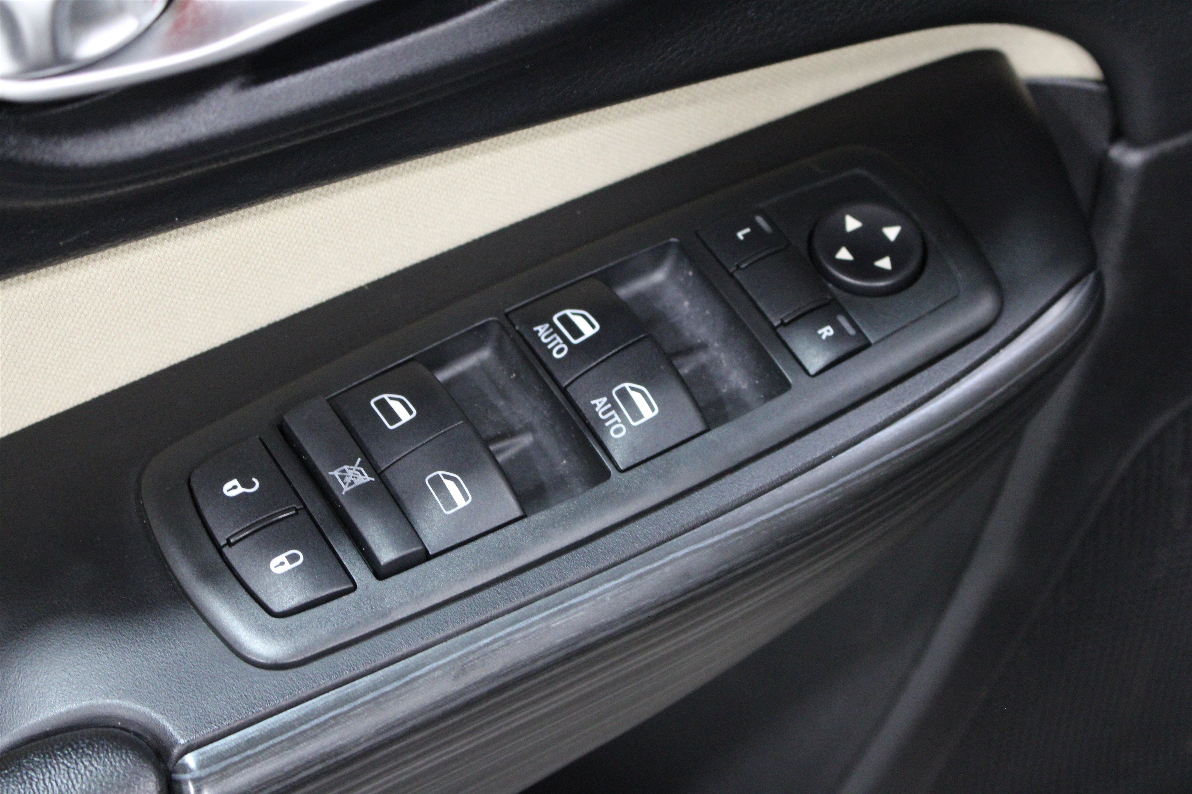 Used 2015 Granite Crystal Metallic Clearcoat Jeep Latitude image 7