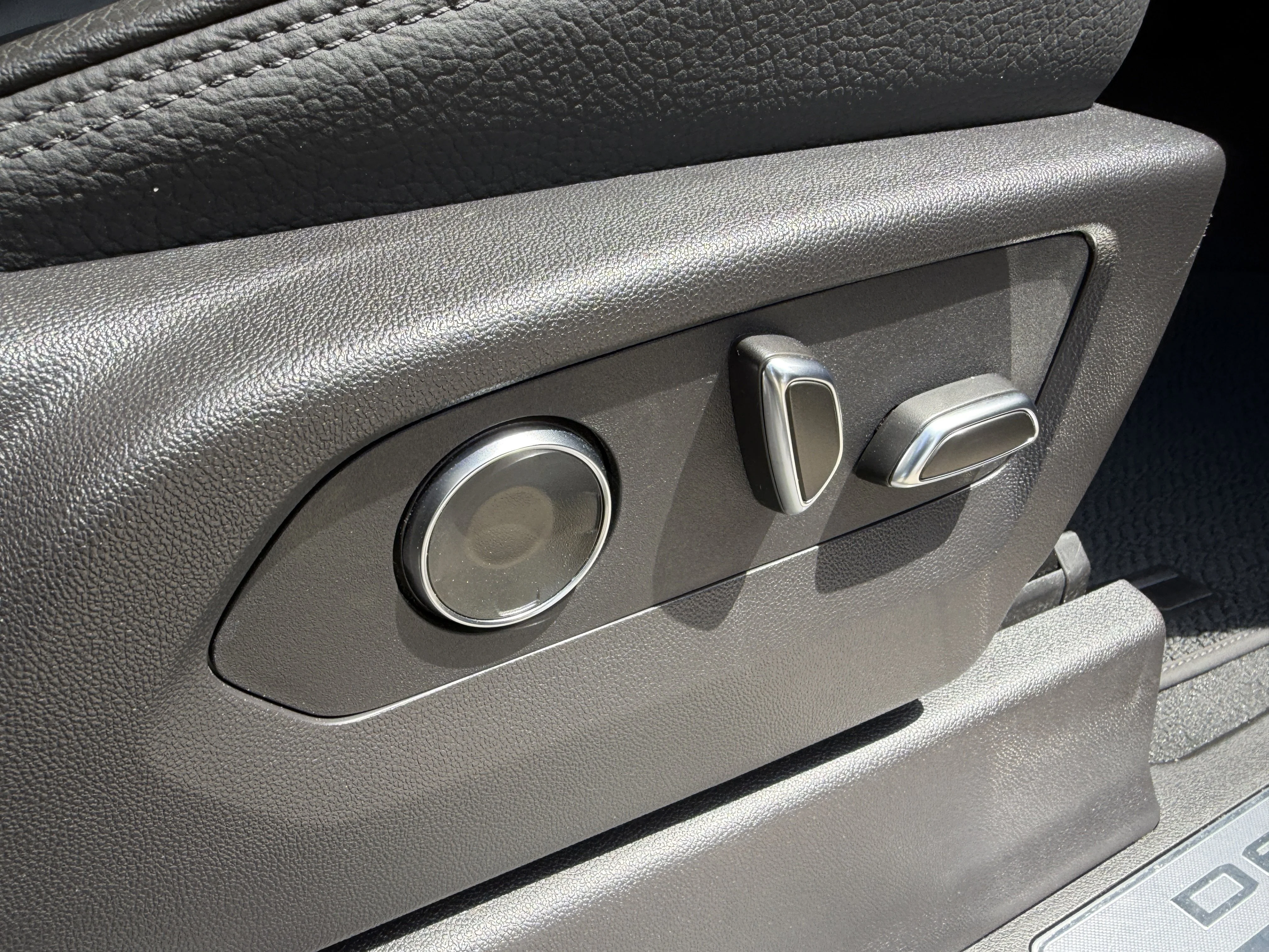 Used 2024 Onyx Black GMC Denali image 25