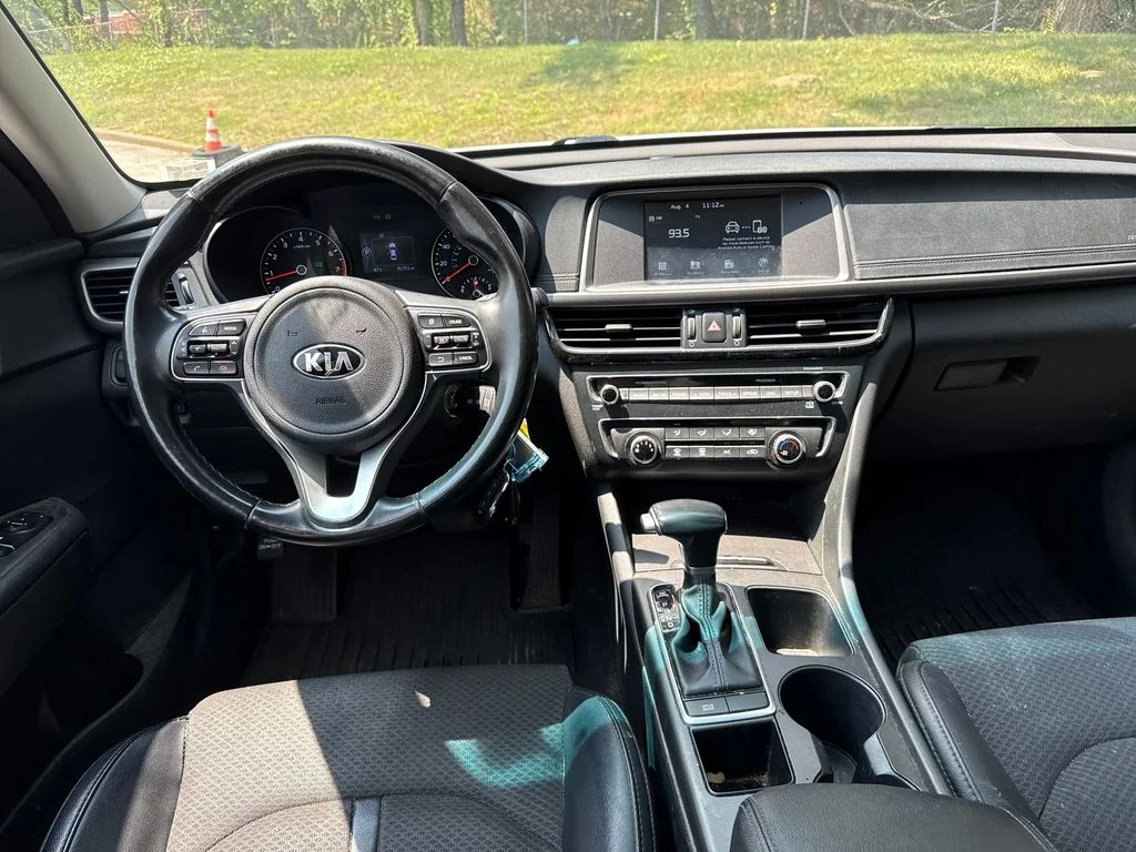 Used 2018 White Kia S image 22