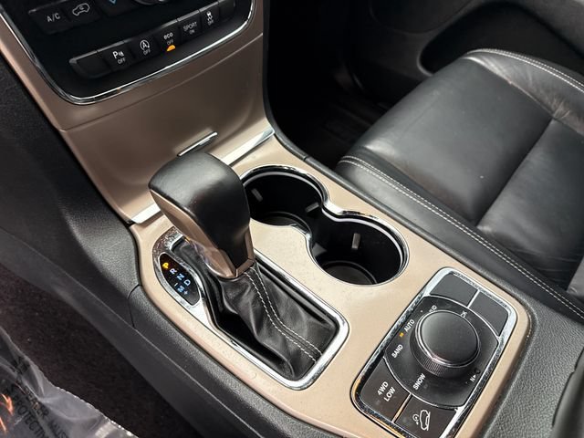 Used 2017 Diamond Black Crystal Pearlcoat Jeep Limited image 25