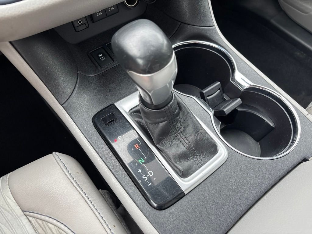 Used 2018 White Toyota LE image 33