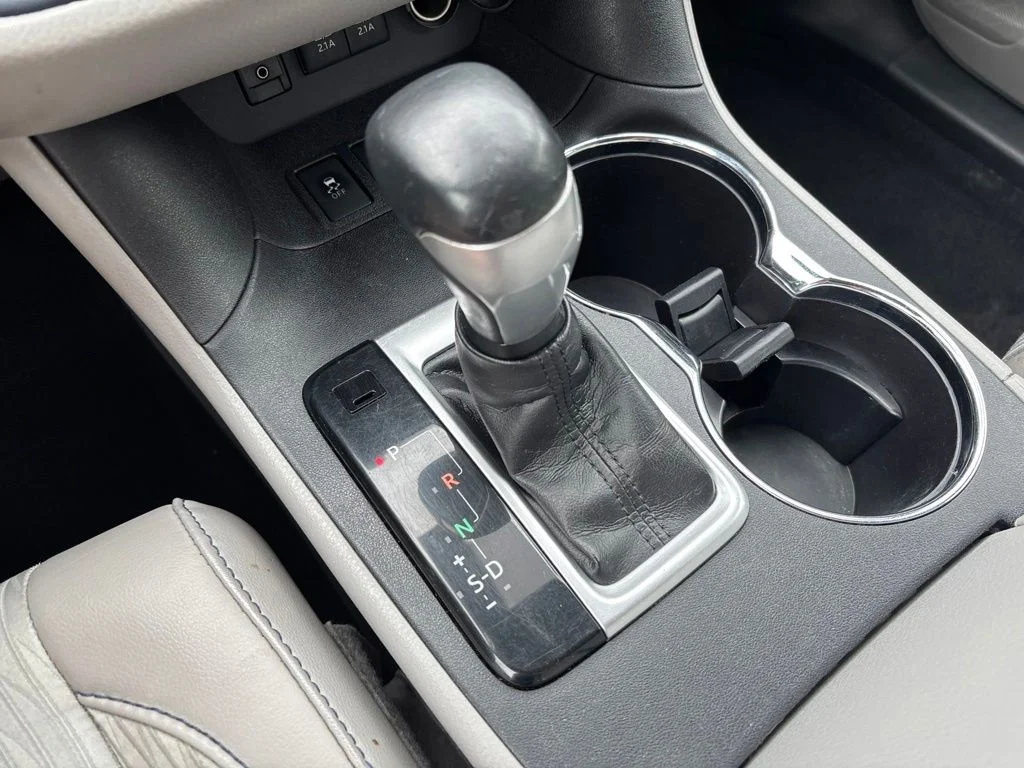 Used 2018 White Toyota LE image 33