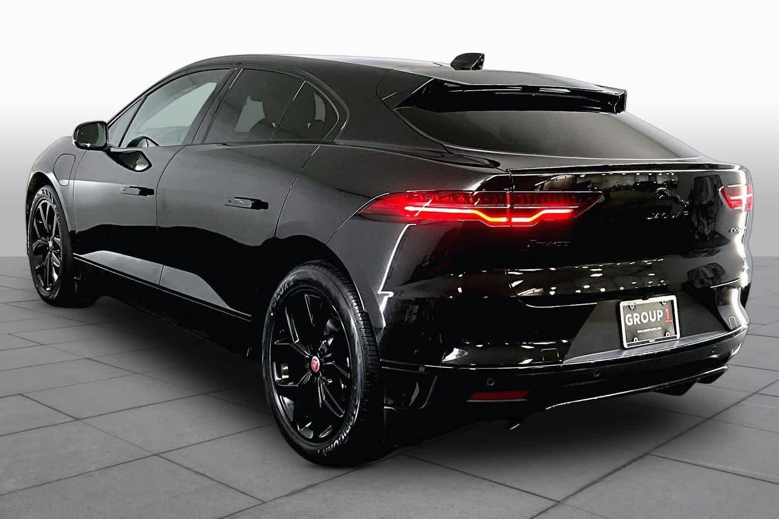Used 2022 Santorini Black Metallic Jaguar HSE image 11