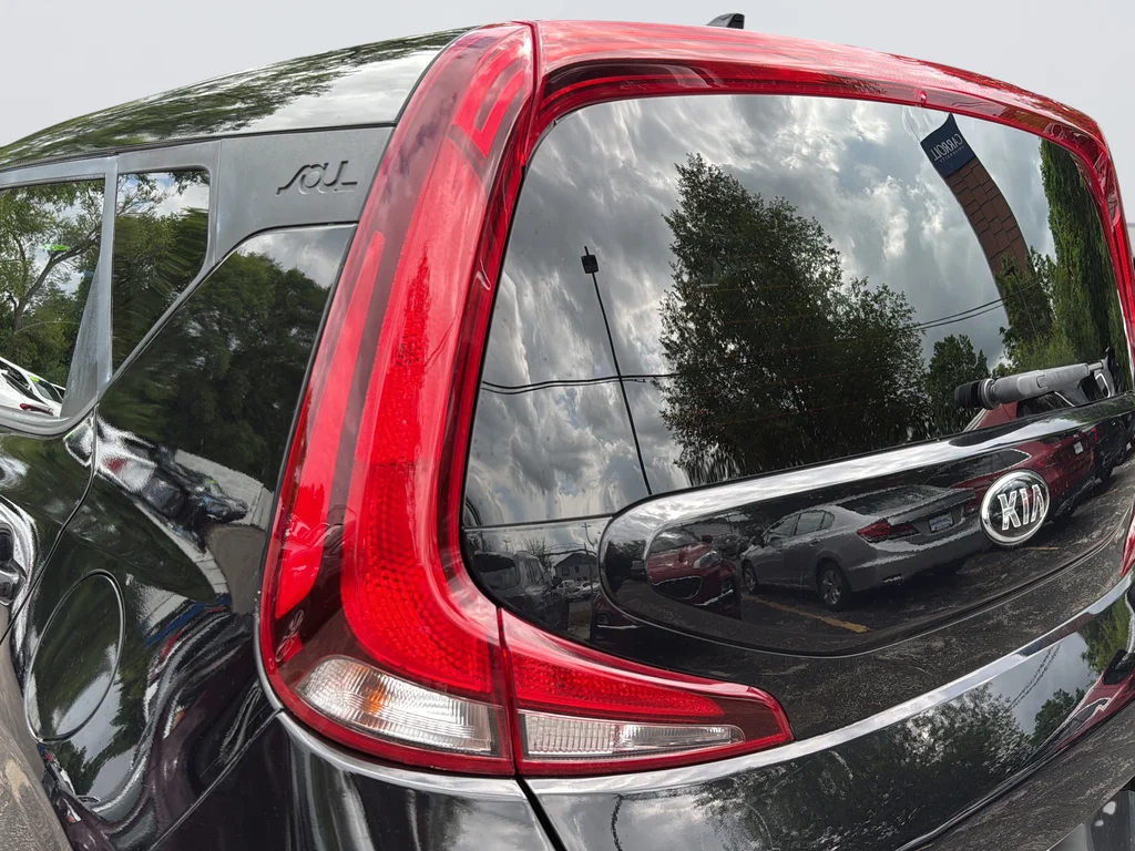 Used 2021 Black Kia S image 26