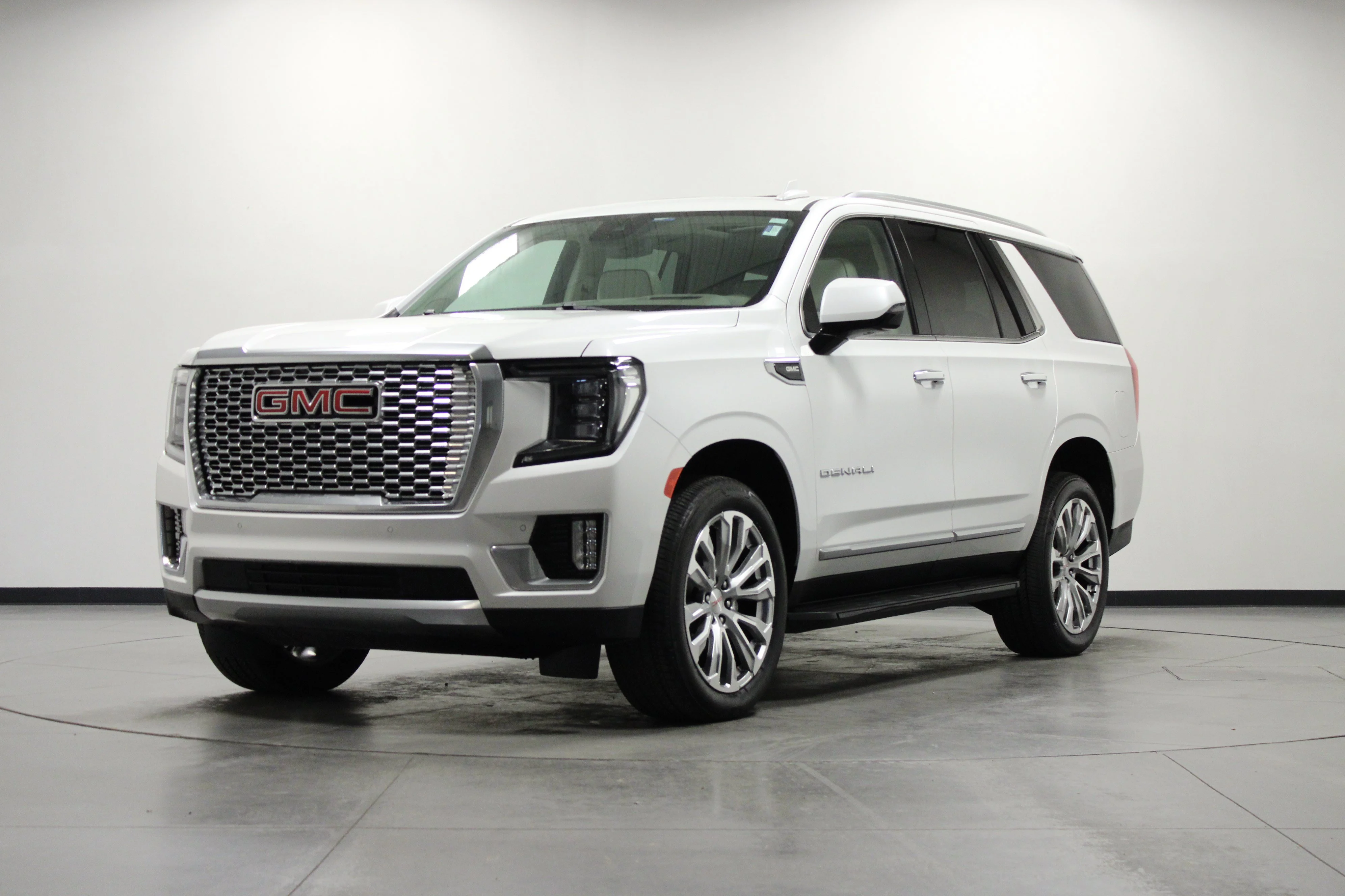 Used 2024 White Frost Tricoat GMC Denali image 8